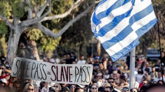 Ribuan Orang Menolak Divaksin Covid-19, Polisi Yunani Bentrok dengan Warganya