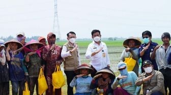 Sejumlah Petani di Bekasi Sumringah Disapa Mentan dan Terima Sembako