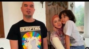 Unggah Foto Mulan Jameela, Ahmad Dhani Dinasihati Warganet Agar Tak Buka Aurat Istri