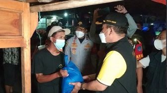 Gelar Patroli Berskala Besar PPKM Level 4, Wali Kota Bagikan Paket Sembako