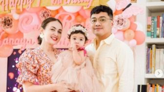 Gemas Comot Kue, Intip 10 Momen Ultah Cara Rose Anak Rianti Cartwright