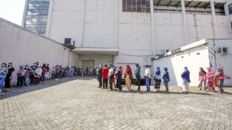 Sejumlah warga antre untuk mengikuti vaksinasi massal COVID-19 di Cibinong Square, Kabupaten Bogor, Jawa Barat, Senin (26/7/2021).  ANTARA FOTO/Yulius Satria WIijaya