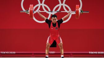 Lifter Indonesia Eko Yuli Irawan melakukan angkatan snatch dalam kelas 61 kg Putra Grup A Olimpiade Tokyo 2020 di Tokyo International Forum, Tokyo, Jepang, Minggu (25/7/2021).  ANTARA FOTO/Sigid Kurniawan