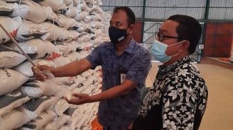 Perum Bulog Makassar Siapkan 680 Ton Beras untuk Warga Terdampak PPKM