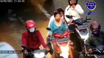 Ditegur Tak Pakai Helm lewat ATCS, Ekspresi Perempuan Naik Motor Sambil Makan Jadi Sorotan