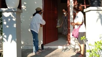 Angkat Topi! Bantu Warga Isoman, Mahasiswa Rantau Bagikan Paket Buah-buahan