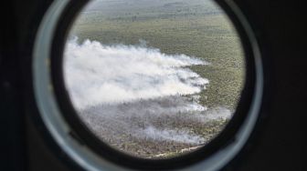 Asap membubung ke udara dari lahan perkebunan kelapa sawit yang terbakar di Pedamaran, Ogan Komering Ilir (OKI), Sumatera Selatan, Senin (26/7/2021). ANTARA FOTO/Nova Wahyudi
