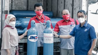 JNE & Dompet Kemanusiaan Media Group Kirim Tabung Oksigen Gratis ke RSUP Kariadi Semarang
