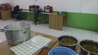 Cara Lucu Tapi Jitu Mengakali Aturan Makan di Tempat Cuma 20 Menit saat PPKM