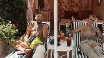 Kaki Berbalut Perban, Conor McGregor Pamer Minum Whisky Bareng Justin Bieber
