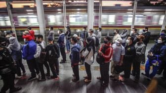 Sejumlah calon penumpang KRL mengantre di Stasiun Bojonggede, Kabupaten Bogor, Jawa Barat, Senin (26/7/2021).  ANTARA FOTO/Yulius Satria Wijaya