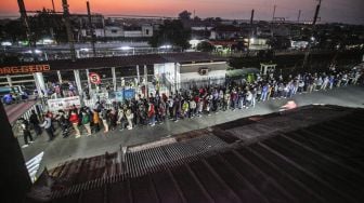 Sejumlah calon penumpang KRL mengantre di Stasiun Bojonggede, Kabupaten Bogor, Jawa Barat, Senin (26/7/2021).  ANTARA FOTO/Yulius Satria Wijaya