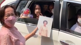 Prokes Banget, Keluarga Ini Rayakan Ulang Tahun Ibu Secara Drive Thru