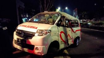 Ringsek! Ambulans Antar Pasien Kecelakaan di Cianjur