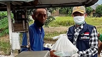 Bupati Majalengka Blusukan Serahkan Bansos ke Masyarakat Terdampak PPKM