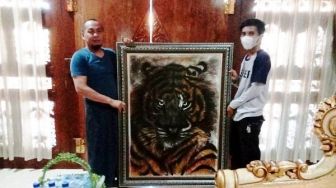 Idolanya, Jurnalis Ini Serahkan Lukisan Macan ke Ustad Ujang Busthomi