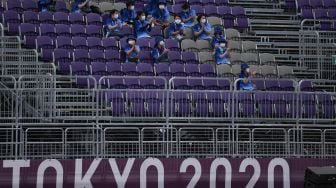 Seorang petugas duduk di tribun media saat berlangsung pertandingan panahan Olimpiade Tokyo 2020 di Yumenoshima Park Archery Field, Tokyo, Jepang, Senin (26/7/2021).  ANTARA FOTO/Sigid Kurniawan