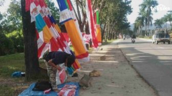 Meski Pandemi, Pedagang Bendera Merah Putih Berharap Dapat Berkah 17 Agustus 2021