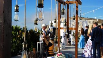 Viral Petunjuk Acara Pernikahan Ramai Dipasang di Depan Gerbang Desa, Warganet: Diserbu Kondangan