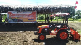 Pupuk Kaltim Salurkan Bantuan Traktor ke Petani di Sarmi Papua