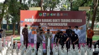 Kapolda Metro Serahkan 138 Tabung Oksigen Hasil Sitaan ke Anies