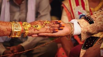 Viral Pengantin Pria Lakukan Ini untuk Hormati Istri di Hari Pernikahan, Bikin Haru
