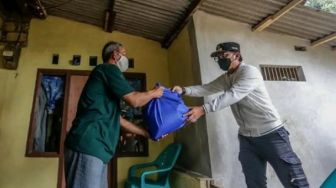 Bima Arya Blusukan Berikan Paket Sembako dan Vitamin