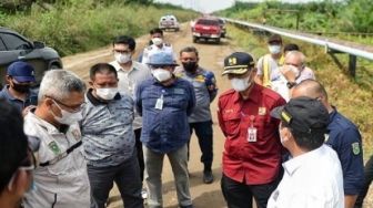 Tinjau Jalan Rusak Akibat Truk Odol, Syamsuar Cek Kinerja Dinas PU