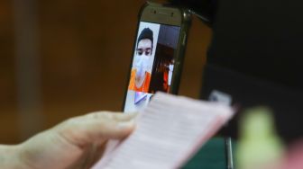 Aktor Jeff Smith saat menjalani sidang secara virtual melalui sambungan video call terkait kasus narkoba yang menjeratnya di Pengadilan Negeri Jakarta Barat, Rabu (28/7/2021). [Suara.com/Alfian Winanto]
