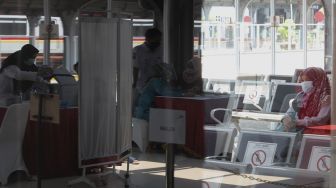 Warga melakukan observasi usai mendapat vaksinasi COVID-19 di Stasiun Jakarta Kota, Jakarta, Rabu (28/7/2021). [Suara.com/Angga Budhiyanto]