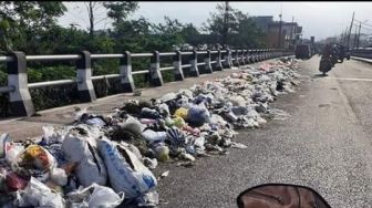 Duh, Sampah Numpuk di Jembatan Gadang Kota Malang hingga Timbulkan Bau Menyengat