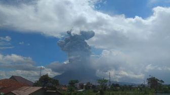 Gunung Sinabung Erupsi, Luncurkan Abu Vulkanik Setinggi 4.500 Meter