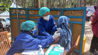 Vaksinasi Covid-19 di Hutan Pinus Mangunan, Putri: Bikin Rileks Suasananya