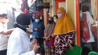 Mensos Risma Sidak Penerima Bansos di Tangerang, Terima Aduan Pungli Rp50 Ribu