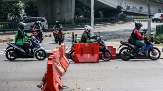 Pengendara menerobos jalur penyekatan di Tanah Abang, Jakarta, Rabu (28/7/2021).  ANTARA FOTO/Rivan Awal Lingga