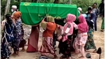 Viral! Emak-Emak Ini Gotong Keranda Jenazah ke Kuburan, Alasannya Bikin Haru