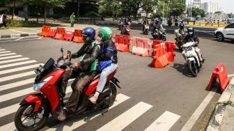 Pengendara menerobos jalur penyekatan di Tanah Abang, Jakarta, Rabu (28/7/2021).  ANTARA FOTO/Rivan Awal Lingga