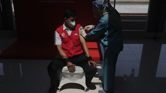 Vaksinator menyuntikkan vaksin COVID-19 kepada petugas stasiun di Stasiun Jakarta Kota, Jakarta, Rabu (28/7/2021). [Suara.com/Angga Budhiyanto]