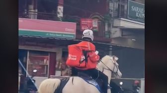 Viral Ojol Terciduk Naik Kuda saat Antarkan Pesanan, Publik Sebut Kendaraan Majapahit