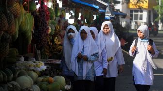 Sejumlah siswa berjalan sepulang sekolah di Lhokseumawe, Aceh, Rabu (28/7/2021). ANTARA FOTO/Rahmad