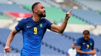 Bukan Politikus, Bukan Caleg, Winger Brasil Matheus Cunha Door to Door Bagi-bagi Sembako