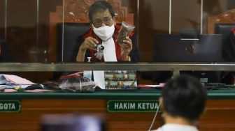 Barang bukti narkoba jenis ganja ditunjukkan saat sidang kasus narkoba yang menjerat Aktor Jeff Smith di Pengadilan Negeri Jakarta Barat, Rabu (28/7/2021). [Suara.com/Alfian Winanto]