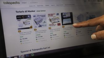 Warga berbelanja secara daring melalui salah satu situs perusahaan e-commerce di Jakarta, Rabu (28/7/2021). [Suara.com/Angga Budhiyanto]