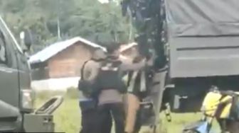 Viral Video Diduga Petugas Polisi Pukuli Warga Papua, Warganet: Dimana Kemanusiaan?