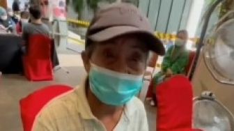 Viral Kakek di Makassar Lama Antre Vaksin Karena Tidak Punya HP, Begini Kisahnya