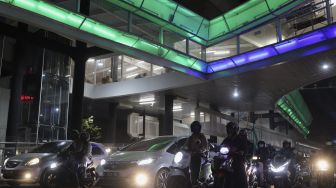 Sejumlah kendaraan berhenti di dekat proyek pembangunan halte Centrale Stichting Wederopbouw (CSW) di kawasan Kebayoran Baru, Jakarta, Kamis (29/7/2021) malam. [Suara.com/Angga Budhiyanto]