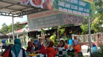 Pria Singkawang Buka 'Rumah Makan Gratis' untuk Warga, Ada Kisah Haru di Baliknya