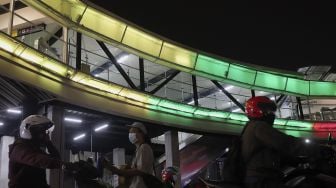 Sejumlah kendaraan berhenti di dekat proyek pembangunan halte Centrale Stichting Wederopbouw (CSW) di kawasan Kebayoran Baru, Jakarta, Kamis (29/7/2021) malam. [Suara.com/Angga Budhiyanto]