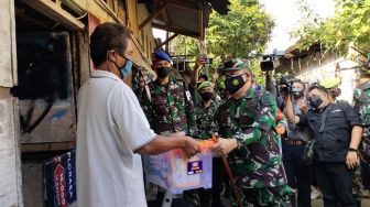 Mabes AD Serahkan Paket Sembako untuk 643 Keluarga Kurang Mampu di Mampang Prapatan