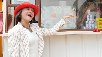 Aktris Poppy Sovia memamerkan kedai minuman miliknya yang baru saja dibuka di Sunter Agung, Jakarta Utara, Kamis (29/7/2021). [Suara.com/Alfian Winanto]